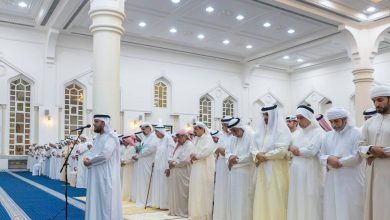 حاكم عجمان يشارك في صلاة الجنازة على الشيخة عائشة محمد خلف: وداعٌ مؤثر لشخصية بارزة في المجتمع