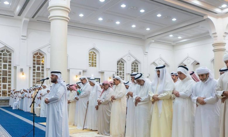 حاكم عجمان يشارك في صلاة الجنازة على الشيخة عائشة محمد خلف: وداعٌ مؤثر لشخصية بارزة في المجتمع