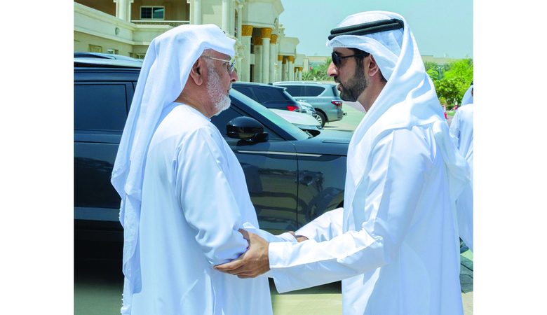 حمدان بن محمد يشارك في تقديم واجب العزاء لأسرة حسين بن عبدالرحمن خانصاحب: لحظات مؤثرة تعكس قيم التعاطف والتلاحم