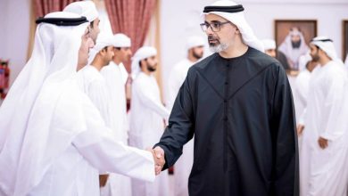 خالد بن محمد يقدم تعازيه القلبية في وفاة سعيد النيادي: لحظات مؤثرة في وداع الراحل