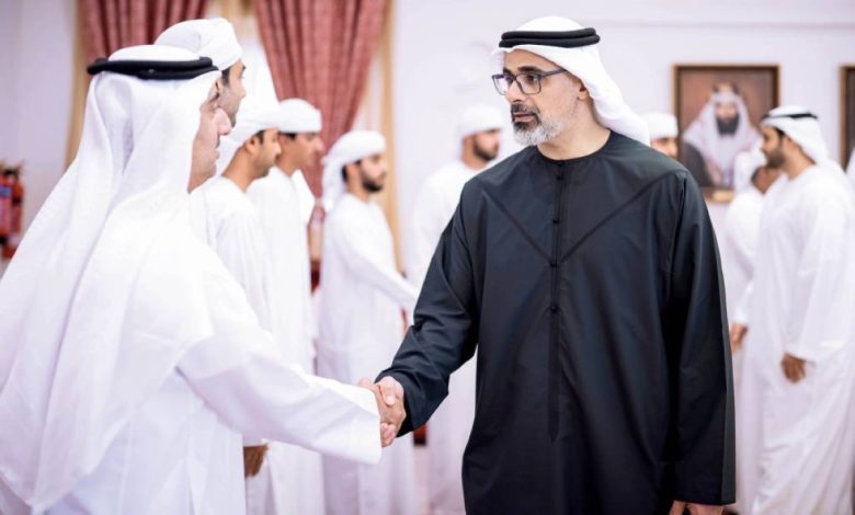 خالد بن محمد يقدم تعازيه القلبية في وفاة سعيد النيادي: لحظات مؤثرة في وداع الراحل