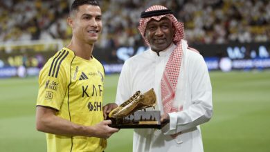 رونالدو يتسلم الحذاء الذهبي من أسطورة كرة القدم في حدث تاريخي