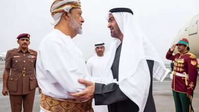 "زيارة تاريخية: محمد بن زايد يصل صلالة وسط استقبال رسمي حافل من سلطان عمان"