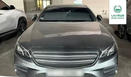 شرطة دبي تضبط سائقًا متهورًا بعد انحرافه المفاجئ عن الطريق!