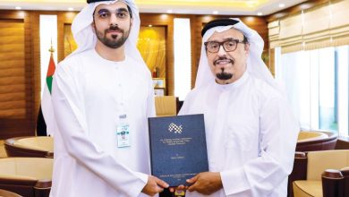 ضاحي خلفان يتسلم رسالة دكتوراه في حدث حصري: تفاصيل مثيرة تكشف عن إنجازاته الأكاديمية!