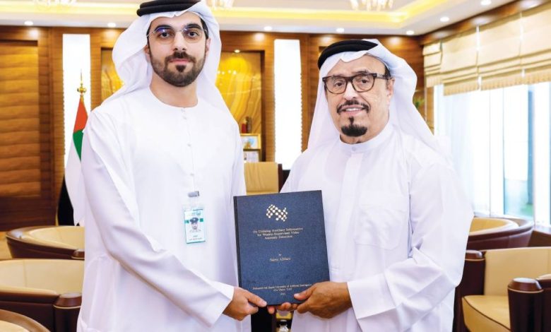 ضاحي خلفان يتسلم رسالة دكتوراه في حدث حصري: تفاصيل مثيرة تكشف عن إنجازاته الأكاديمية!