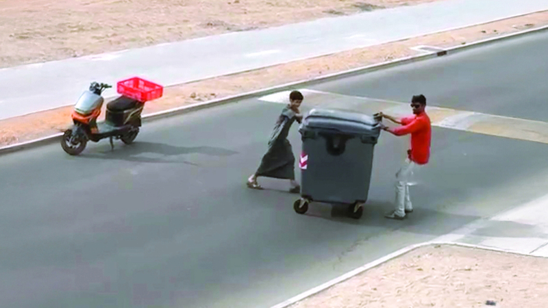 طفل شجاع في العين يُظهر موقفًا نبيلًا يُلهم الجميع!