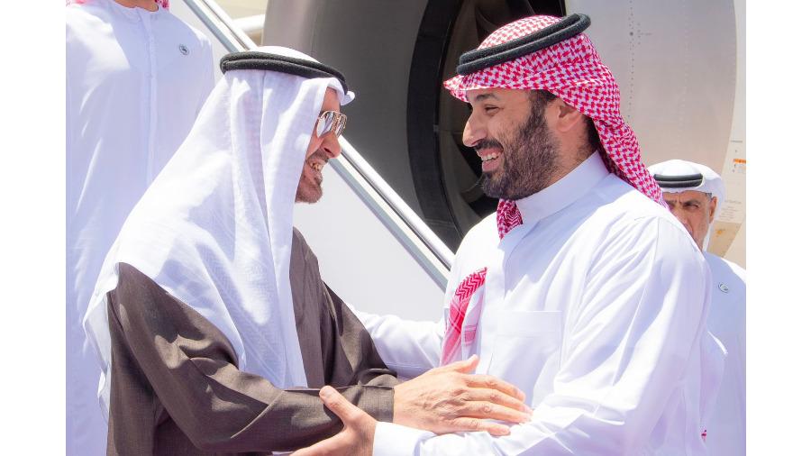محمد بن زايد يصل الرياض في زيارة أخوية بحضور ولي عهد السعودية لاستكمال تعزيز العلاقات الثنائية