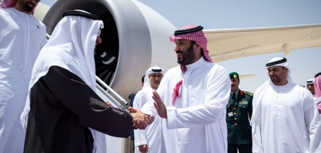 <p><strong>محمد بن زايد يصل الرياض في زيارة تاريخية والولي عهد السعودي في استقباله</strong></p> 1 محمد بن زايد يصل الرياض في زيارة تاريخية والولي عهد السعودي في استقباله