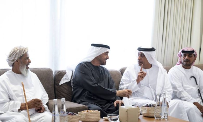 محمد بن زايد يقدم تعازيه الحارة في وفاة سعيد عامر النيادي: لحظات مؤثرة في وداع رجل العطاء