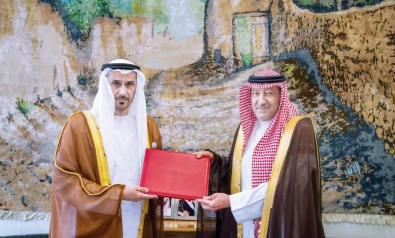 "مطر سالم الظاهري يقدم أوراق اعتماده سفيراً جديداً للإمارات في السعودية: بداية عهد دبلوماسي جديد!"