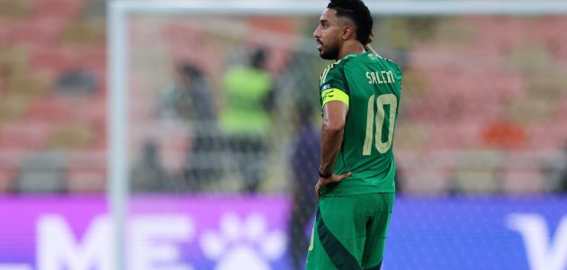 معاناة الدوسري تتواصل لليوم الثاني مع المنتخب السعودي في تصفيات كأس العالم 1 معاناة الدوسري تتواصل لليوم الثاني مع المنتخب السعودي في تصفيات كأس العالم