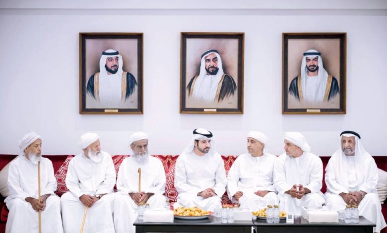 منصور بن زايد وحمدان بن محمد يقدمان تعازيهما القلبية في وفاة سعيد عامر النيادي: لحظات من الحزن والتضامن 1 منصور بن زايد وحمدان بن محمد يقدمان تعازيهما القلبية في وفاة سعيد عامر النيادي: لحظات من الحزن والتضامن