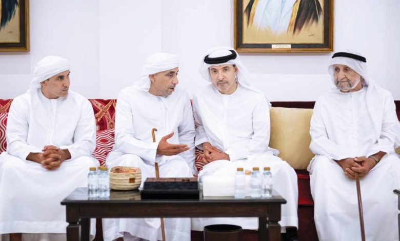 هزاع بن زايد يقدم تعازيه الحارة في وفاة سعيد النيادي: لحظة تأثر في الأوساط الإماراتية 1 هزاع بن زايد يقدم تعازيه الحارة في وفاة سعيد النيادي: لحظة تأثر في الأوساط الإماراتية