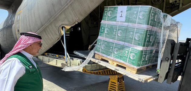 وصول الطائرة السعودية الـ61 محملة بالمساعدات الإنسانية إلى مطار العريش الدولي لدعم الشعب الفلسطيني في قطاع غزة 1 وصول الطائرة السعودية الـ61 محملة بالمساعدات الإنسانية إلى مطار العريش الدولي لدعم الشعب الفلسطيني في قطاع غزة